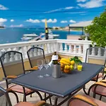 Captain's Club