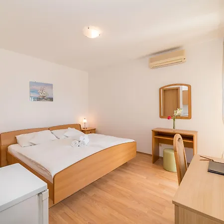 Captain's Club Gæstehus 4*