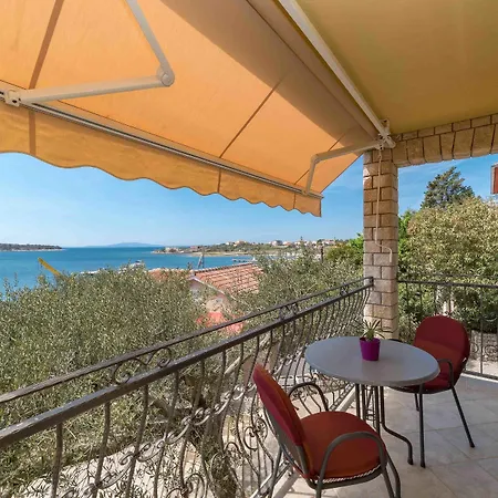 بيت ضيافة Captain's Club Banjol