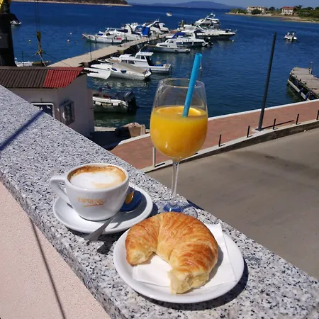 Captain's Club Gæstehus 4*