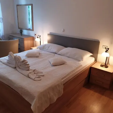 Captain's Club Guest house Banjol