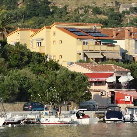 Captain's Club Guest house Banjol