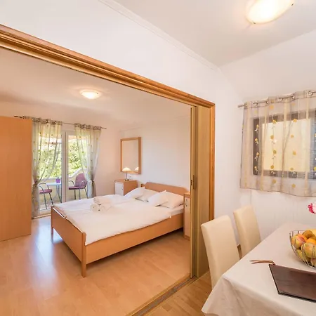 Captain's Club Guest house Banjol