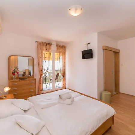 Captain's Club Banjol