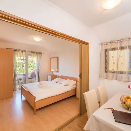 Captain's Club Affittacamere Banjol