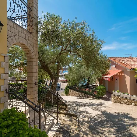 Captain's Club Banjol