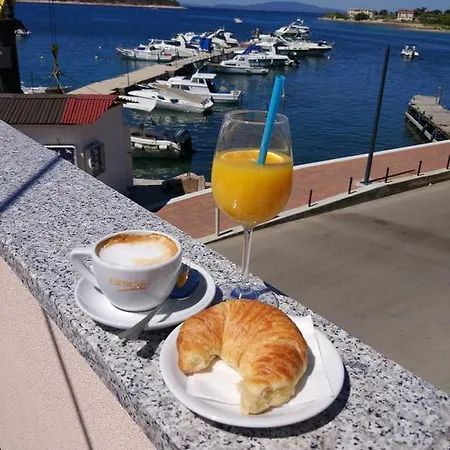 Captain's Club Guest house Banjol